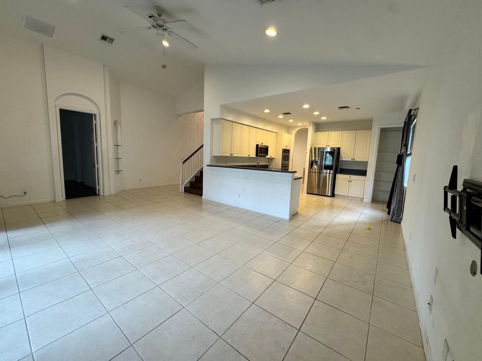 出租: $3,950 (4 贝兹, 2 浴室, 2649 平方英尺)