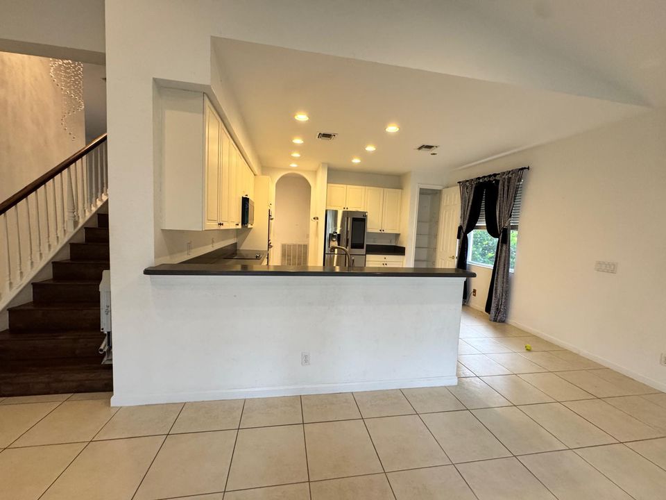 出租: $3,950 (4 贝兹, 2 浴室, 2649 平方英尺)