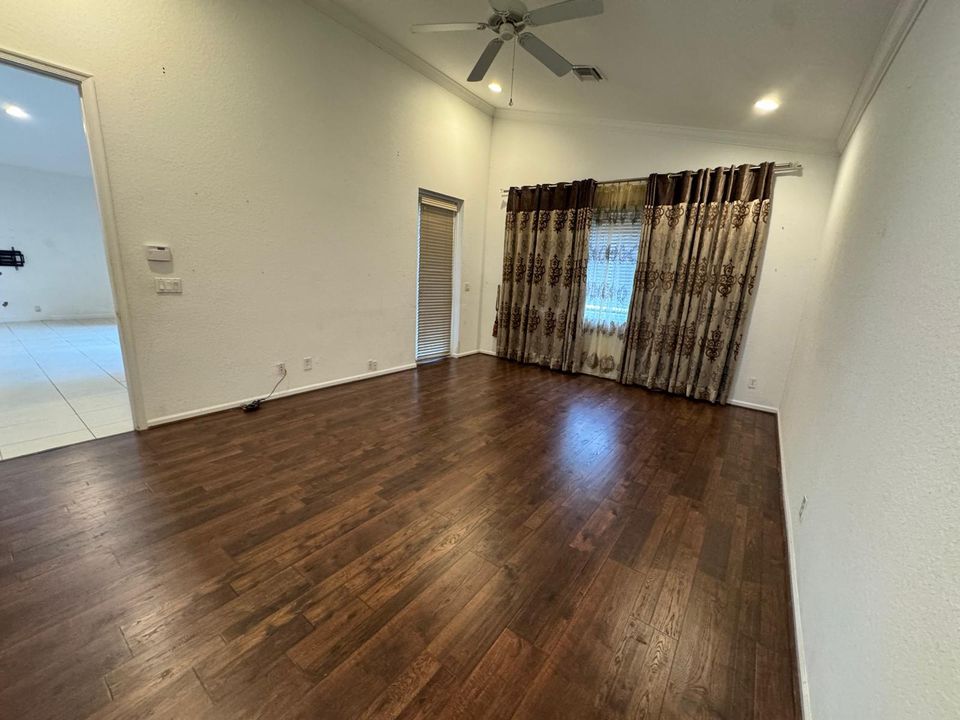 出租: $3,950 (4 贝兹, 2 浴室, 2649 平方英尺)