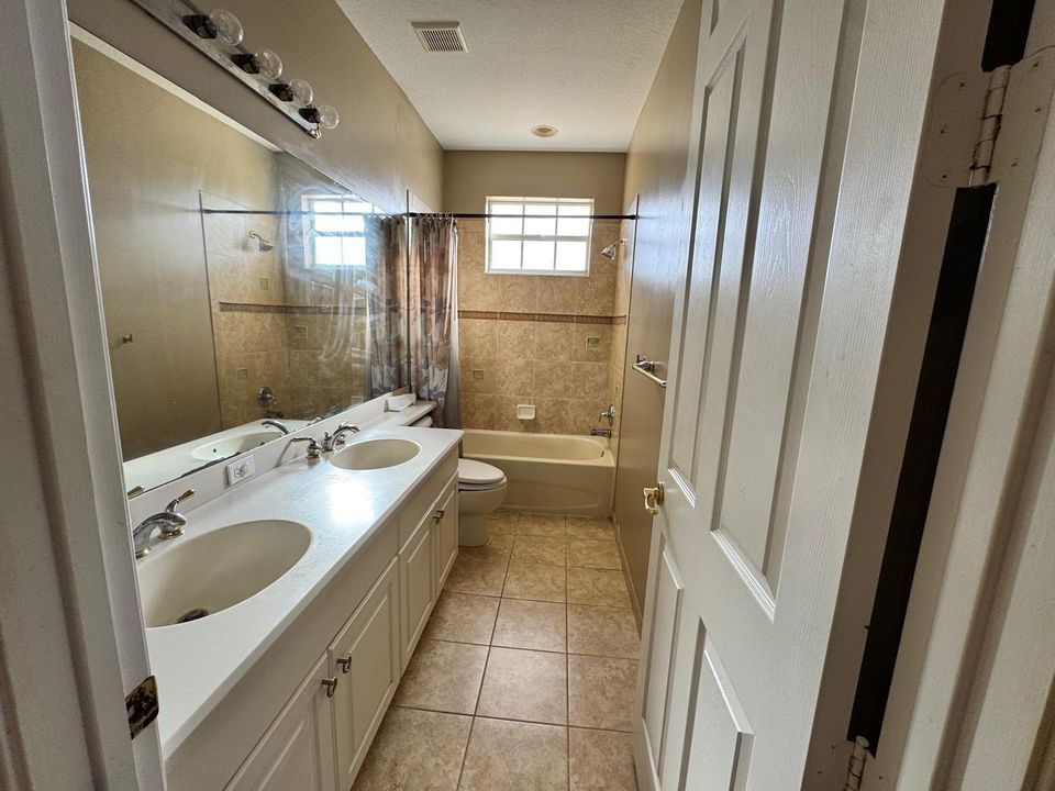 出租: $3,950 (4 贝兹, 2 浴室, 2649 平方英尺)