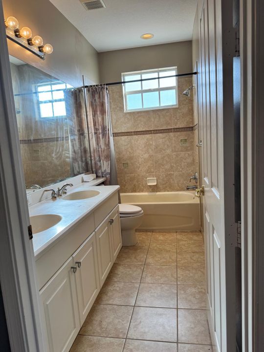 出租: $3,950 (4 贝兹, 2 浴室, 2649 平方英尺)