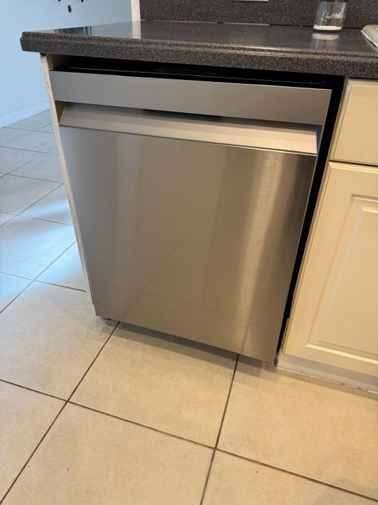 出租: $3,950 (4 贝兹, 2 浴室, 2649 平方英尺)