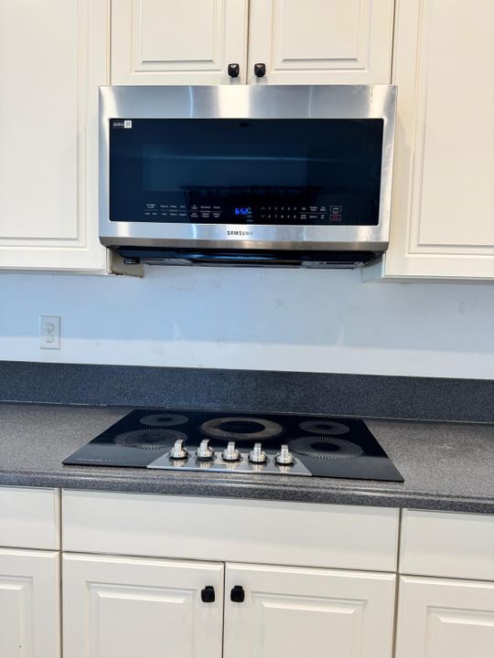 出租: $3,950 (4 贝兹, 2 浴室, 2649 平方英尺)