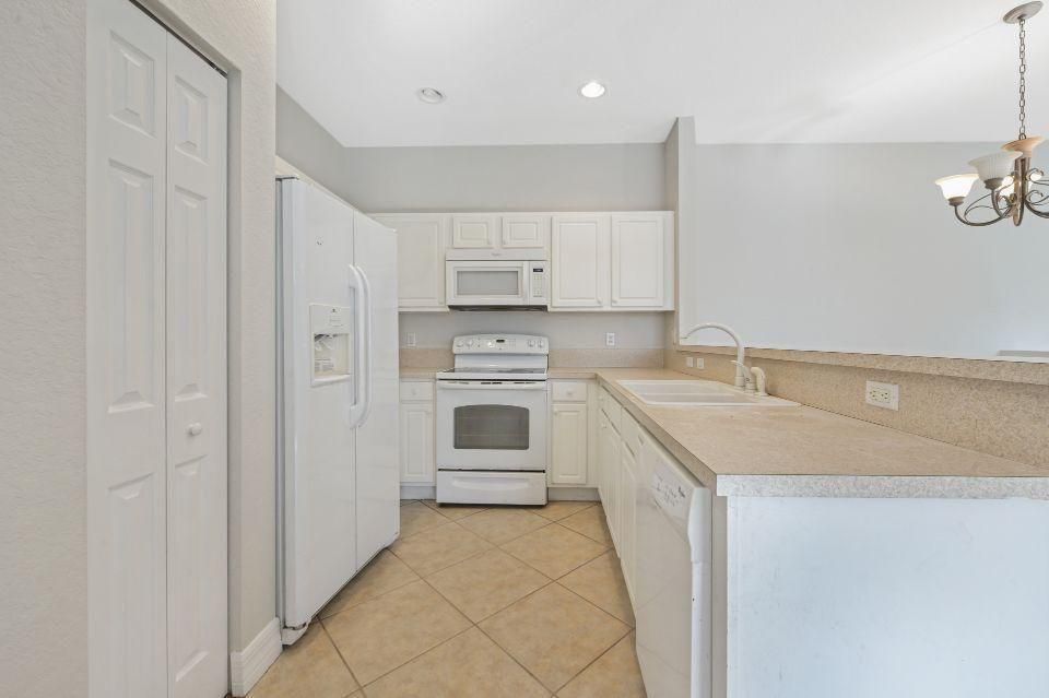 For Sale: $237,000 (2 beds, 2 baths, 1036 Square Feet)