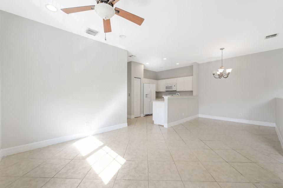 For Sale: $237,000 (2 beds, 2 baths, 1036 Square Feet)