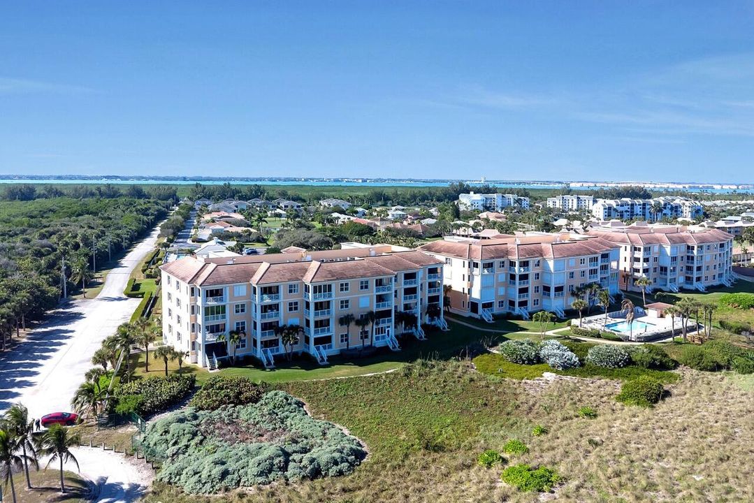 For Sale: $649,000 (2 beds, 2 baths, 1372 Square Feet)