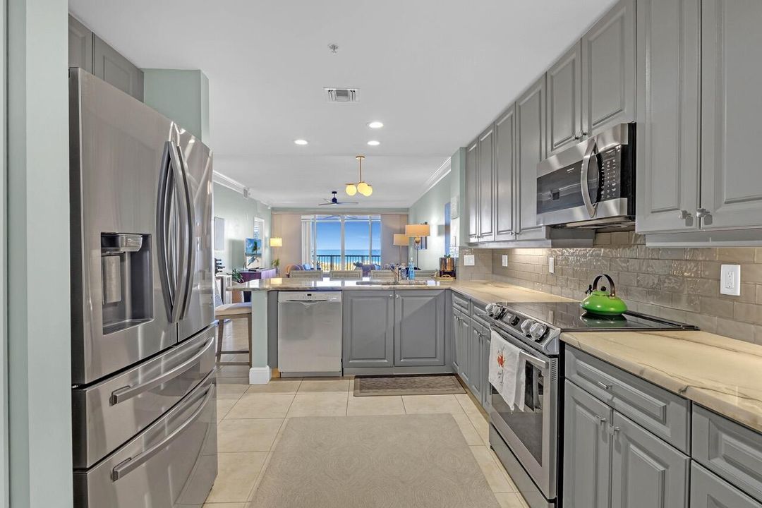 For Sale: $649,000 (2 beds, 2 baths, 1372 Square Feet)