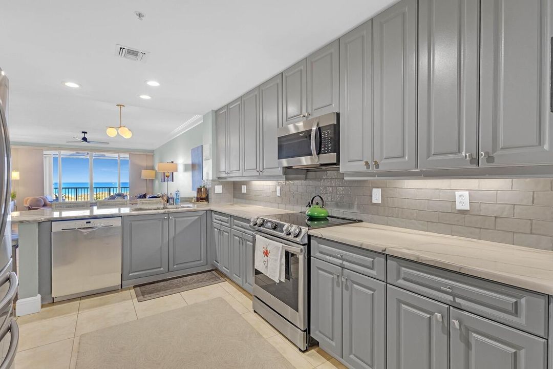 For Sale: $649,000 (2 beds, 2 baths, 1372 Square Feet)