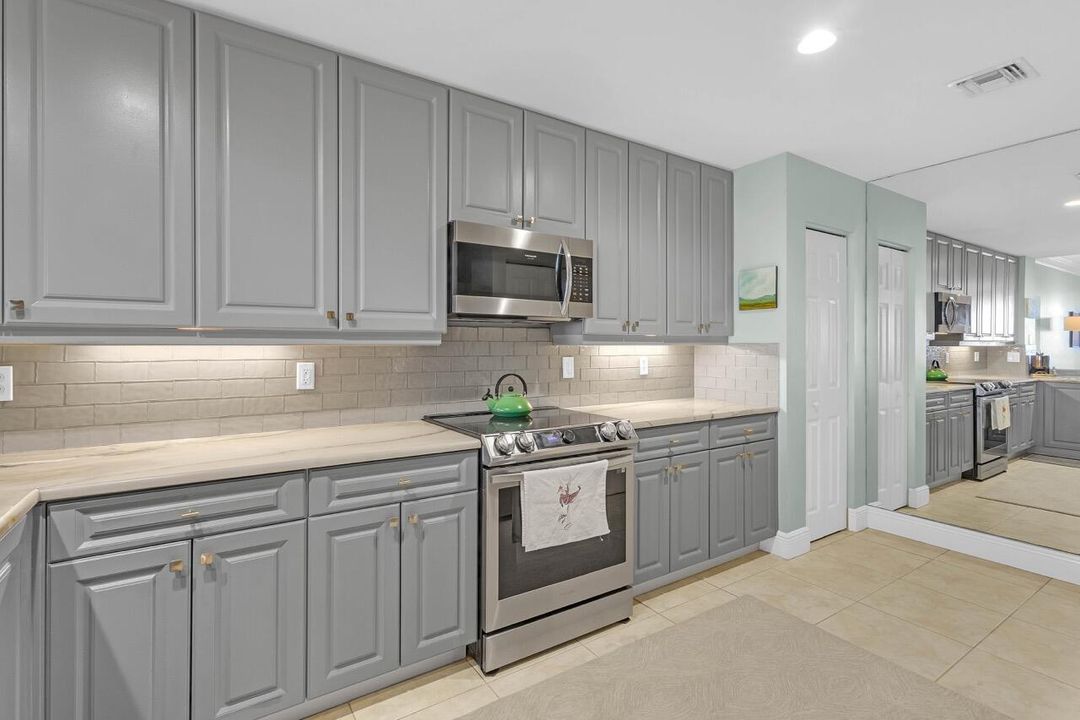 For Sale: $649,000 (2 beds, 2 baths, 1372 Square Feet)