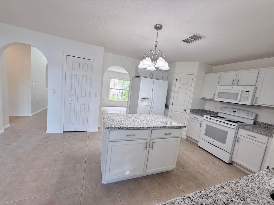 На продажу: $369,000 (4 спален, 2 ванн, 2257 Квадратных фут)