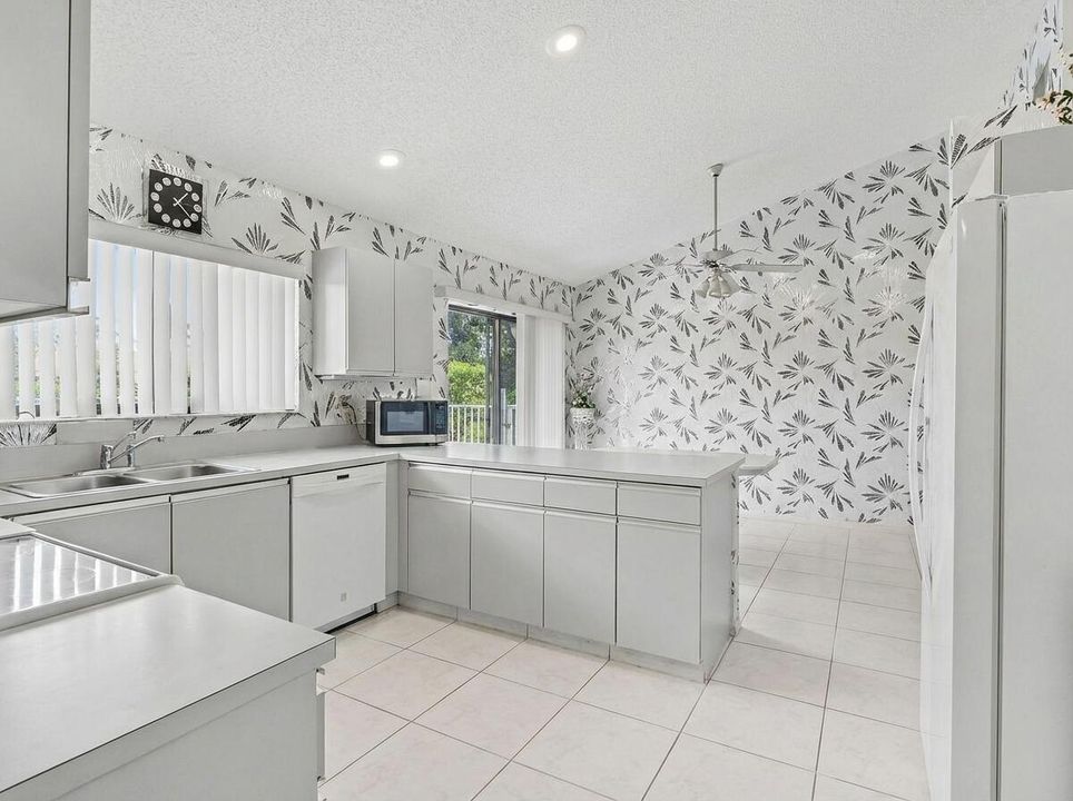 En Venta: $685,000 (3 camas, 2 baños, 2302 Pies cuadrados)