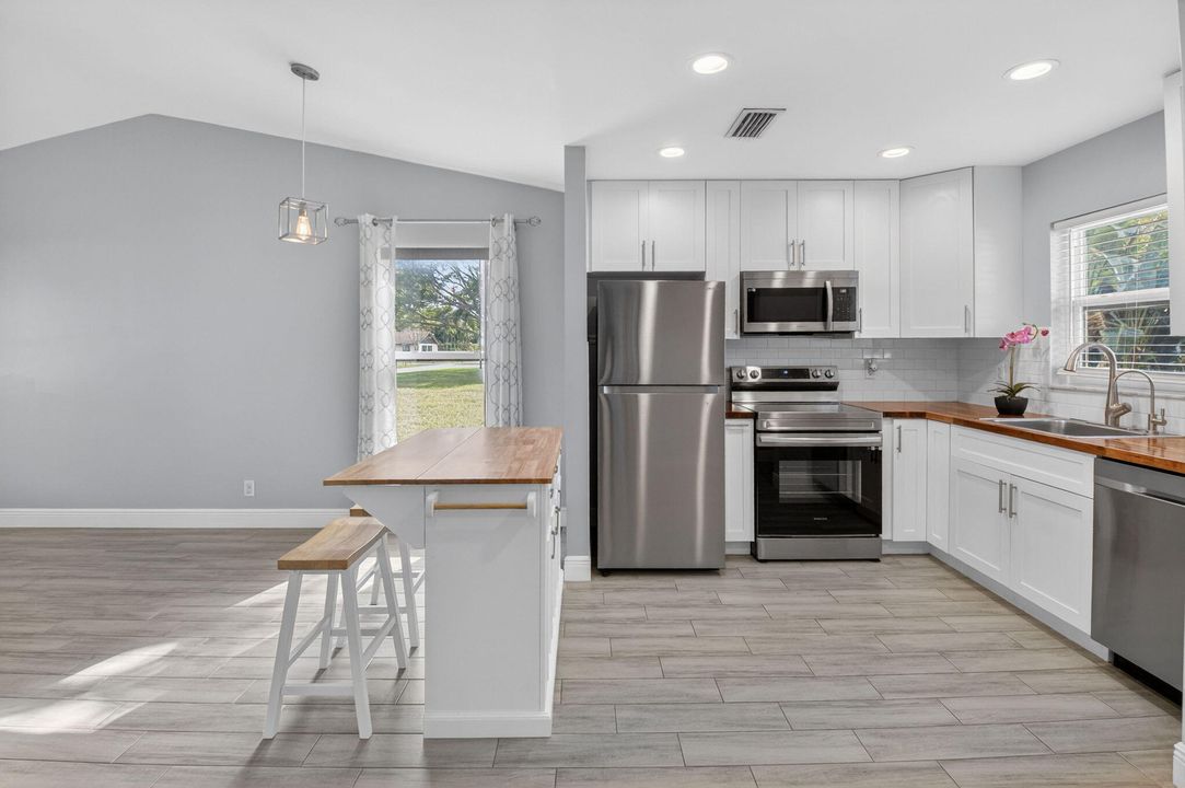 На продажу: $289,000 (2 спален, 2 ванн, 1064 Квадратных фут)