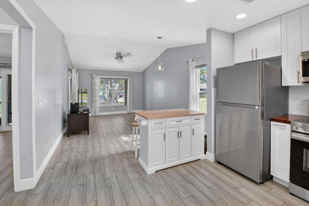 На продажу: $289,000 (2 спален, 2 ванн, 1064 Квадратных фут)