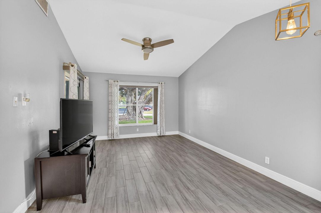 На продажу: $289,000 (2 спален, 2 ванн, 1064 Квадратных фут)