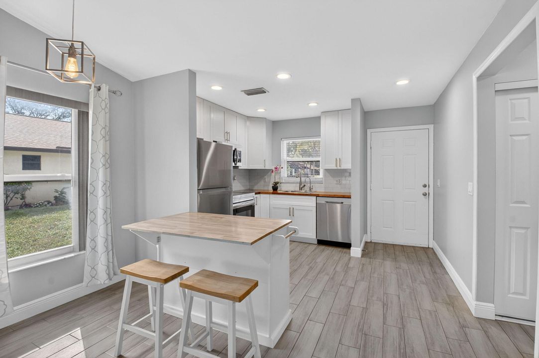 На продажу: $289,000 (2 спален, 2 ванн, 1064 Квадратных фут)