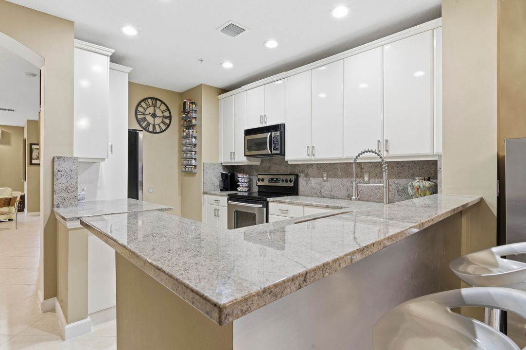 待售: $625,000 (2 贝兹, 3 浴室, 2437 平方英尺)