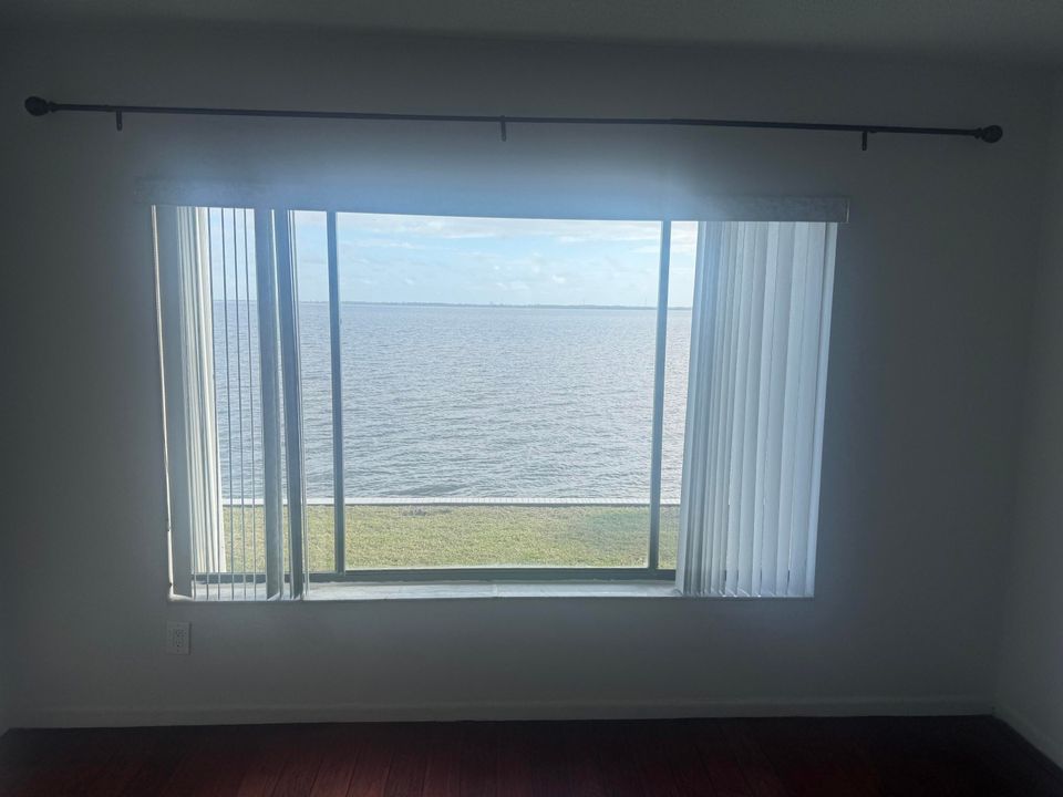 For Sale: $225,000 (2 beds, 2 baths, 1036 Square Feet)