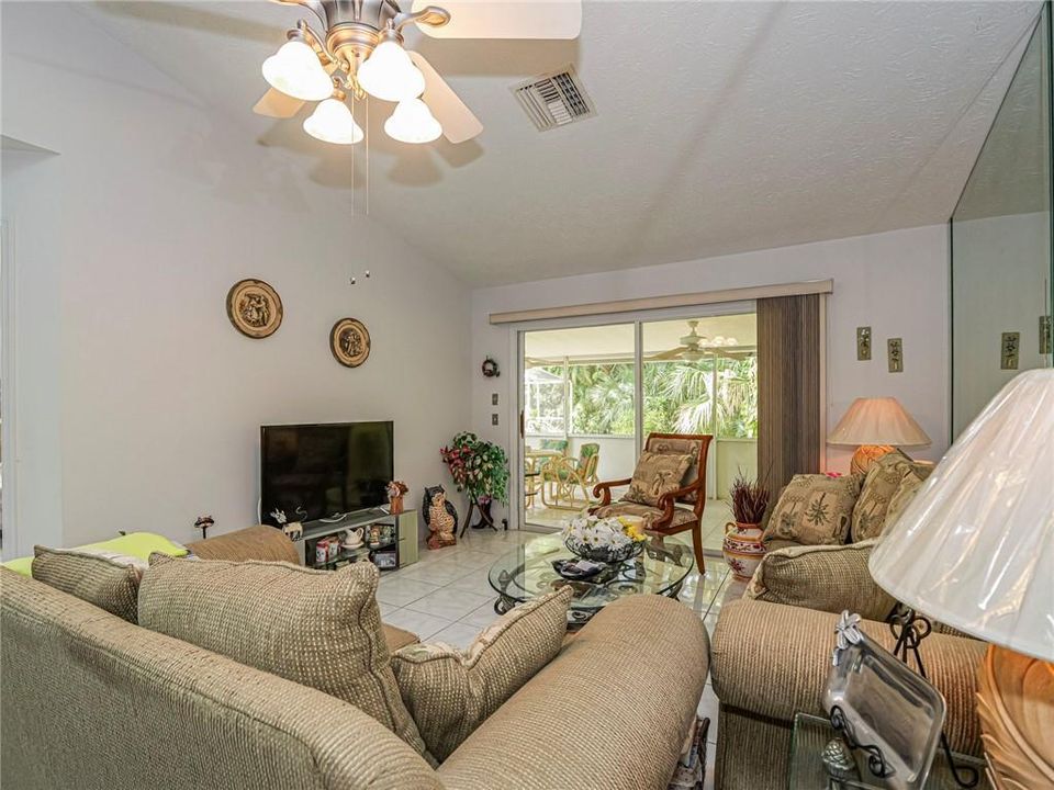 For Sale: $260,000 (2 beds, 2 baths, 972 Square Feet)