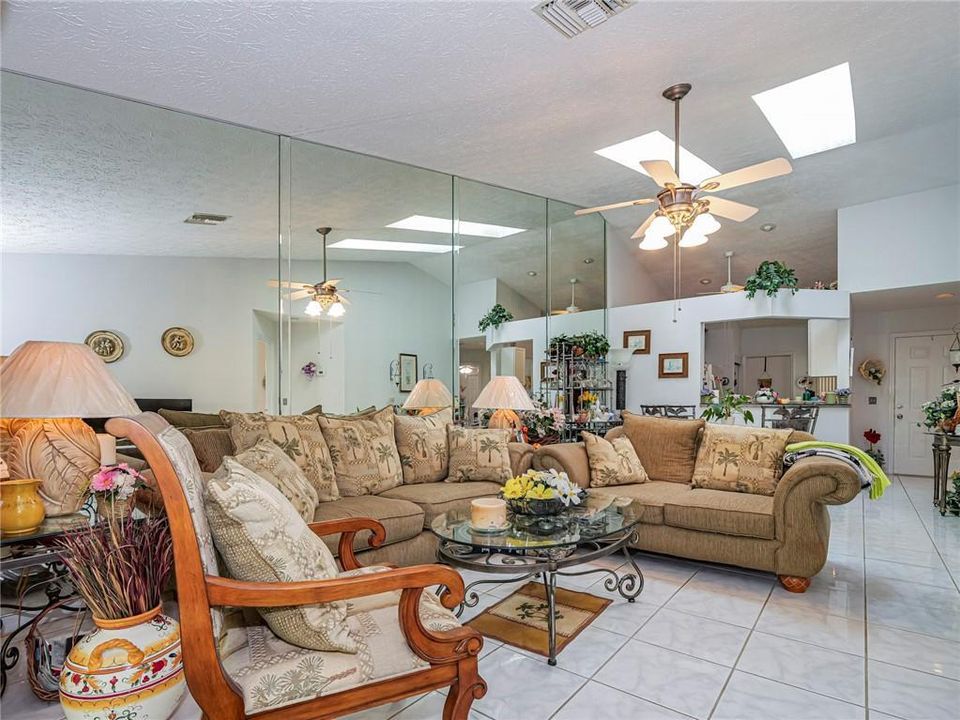 For Sale: $260,000 (2 beds, 2 baths, 972 Square Feet)