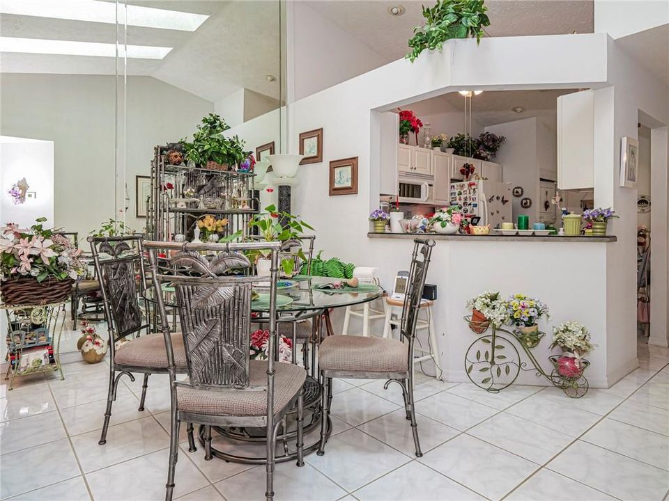 For Sale: $260,000 (2 beds, 2 baths, 972 Square Feet)