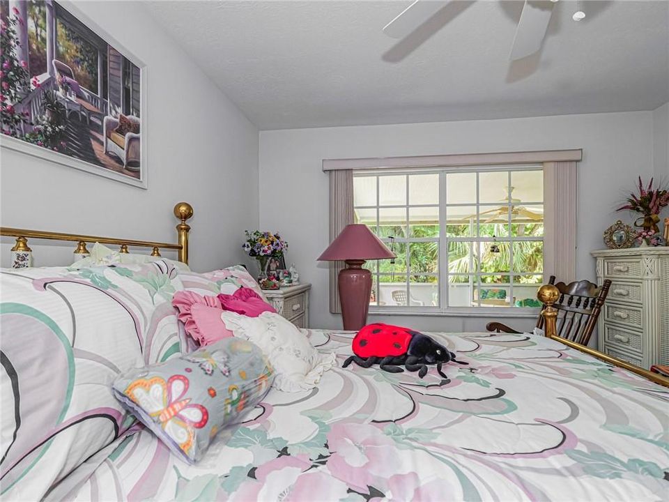 For Sale: $260,000 (2 beds, 2 baths, 972 Square Feet)