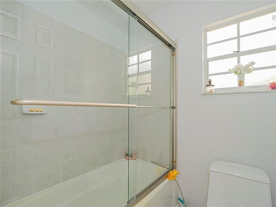 For Sale: $260,000 (2 beds, 2 baths, 972 Square Feet)