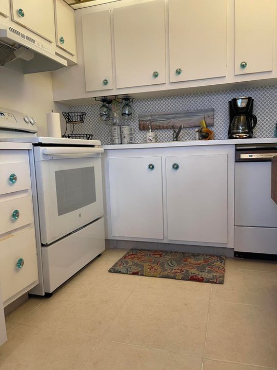 На продажу: $199,900 (2 спален, 1 ванн, 820 Квадратных фут)