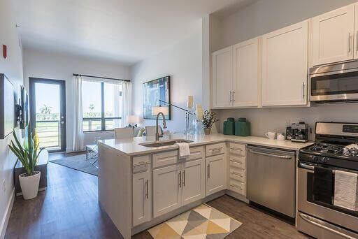 Active With Contract: $2,050 (1 beds, 1 baths, 700 Square Feet)