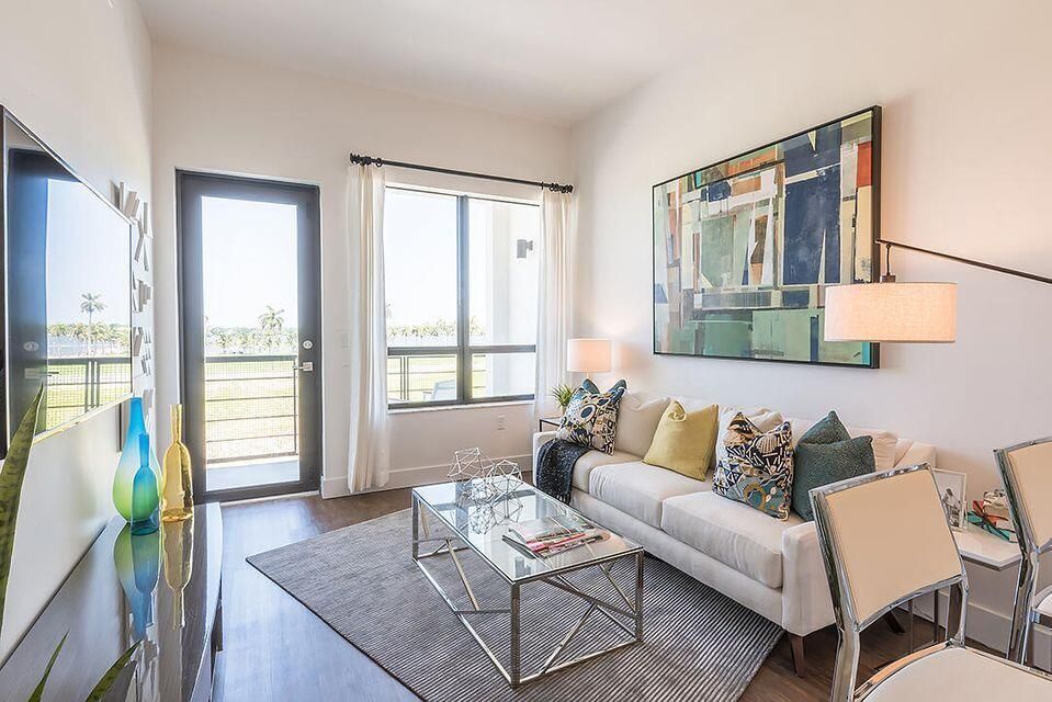 Active With Contract: $2,050 (1 beds, 1 baths, 700 Square Feet)