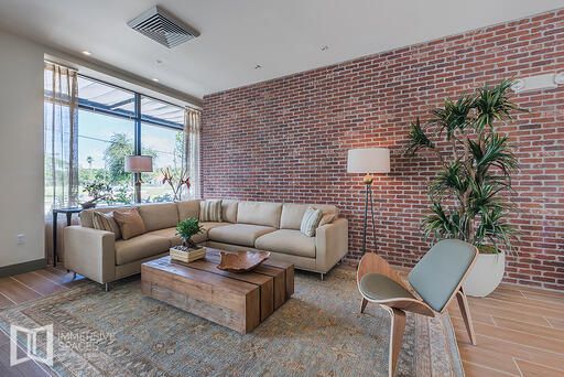 Active With Contract: $2,050 (1 beds, 1 baths, 700 Square Feet)