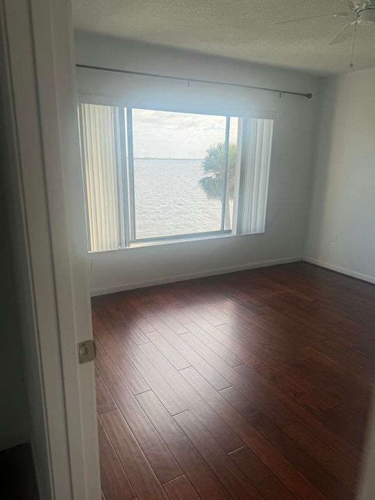 For Sale: $225,000 (2 beds, 2 baths, 1036 Square Feet)