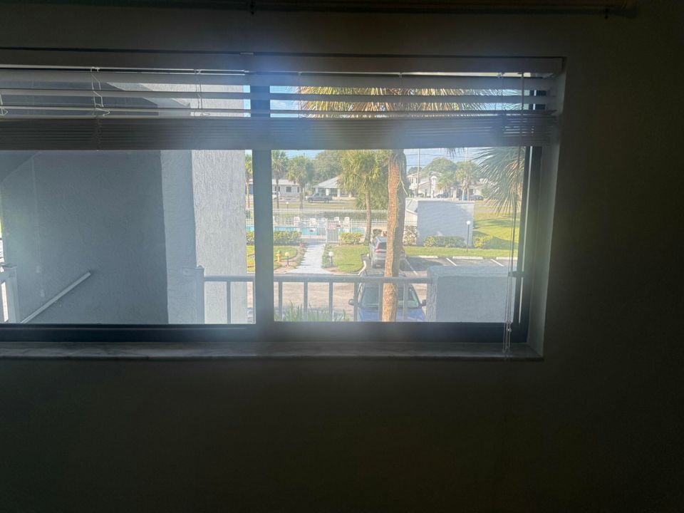 For Sale: $225,000 (2 beds, 2 baths, 1036 Square Feet)