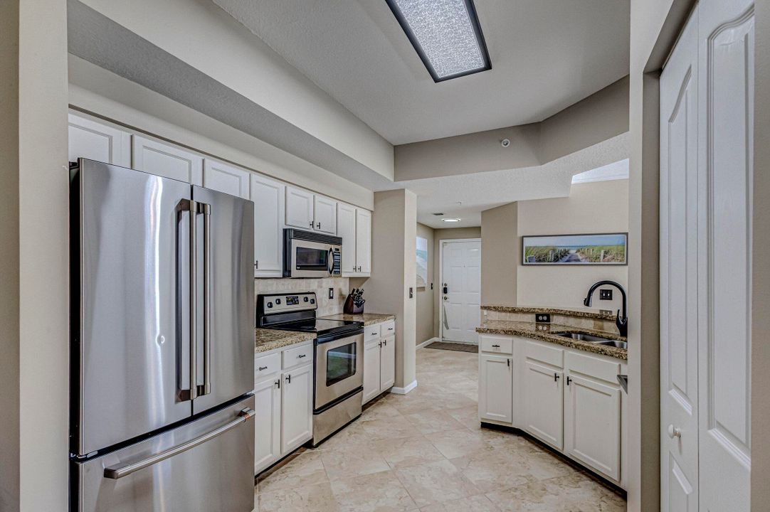 For Sale: $393,000 (2 beds, 2 baths, 1281 Square Feet)