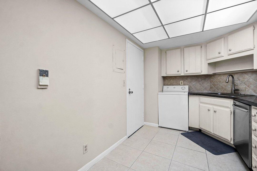 For Sale: $189,000 (1 beds, 1 baths, 894 Square Feet)