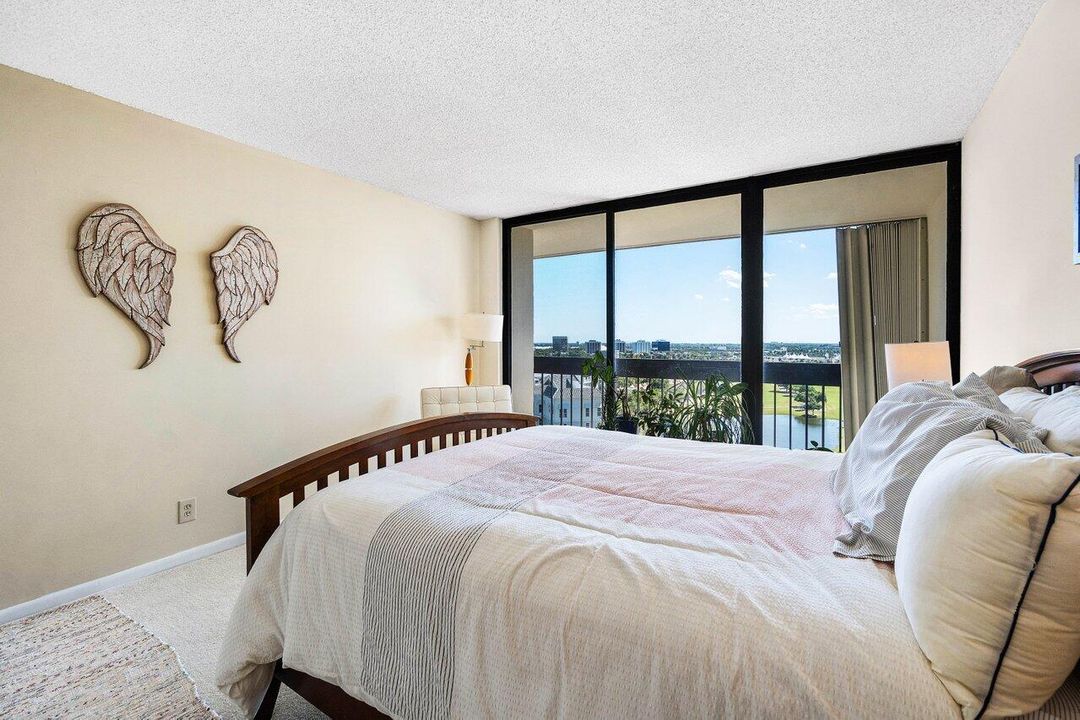 For Sale: $189,000 (1 beds, 1 baths, 894 Square Feet)