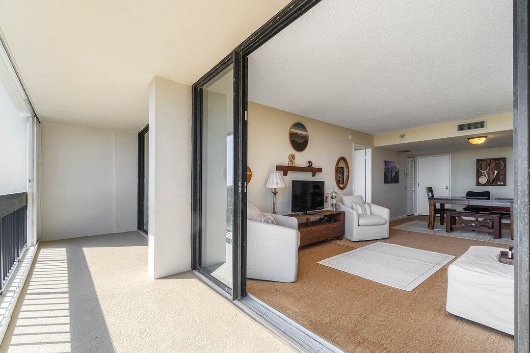 For Sale: $189,000 (1 beds, 1 baths, 894 Square Feet)