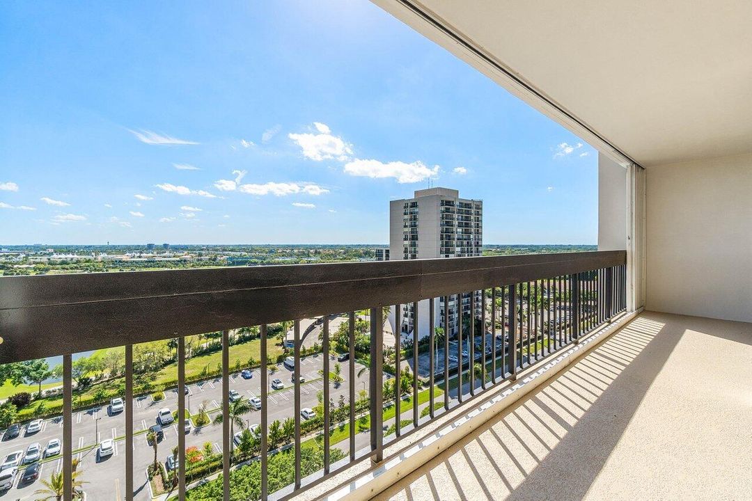 For Sale: $189,000 (1 beds, 1 baths, 894 Square Feet)