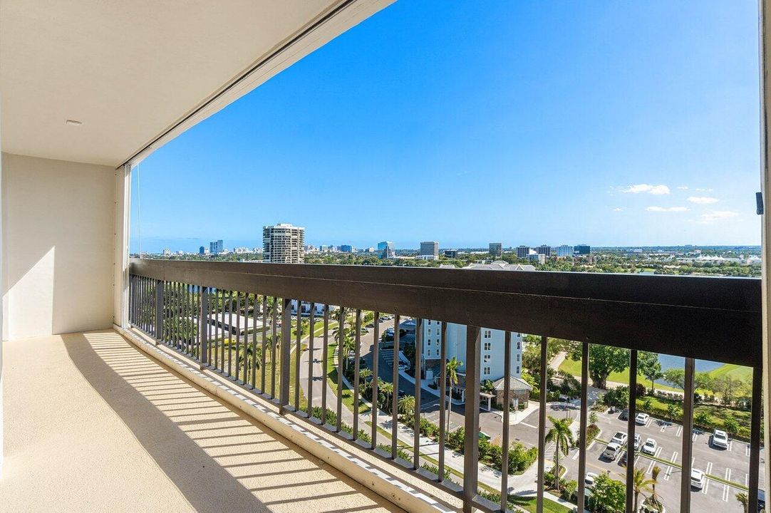 For Sale: $189,000 (1 beds, 1 baths, 894 Square Feet)