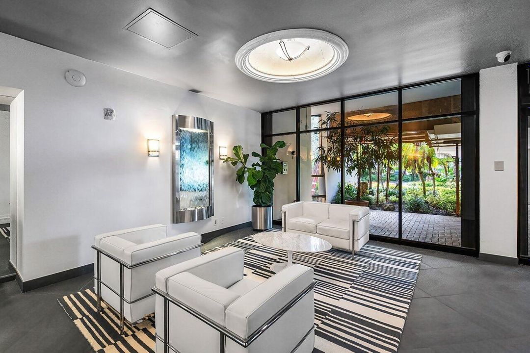 For Sale: $189,000 (1 beds, 1 baths, 894 Square Feet)