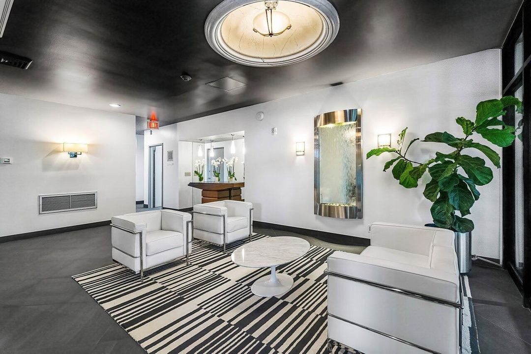 For Sale: $189,000 (1 beds, 1 baths, 894 Square Feet)