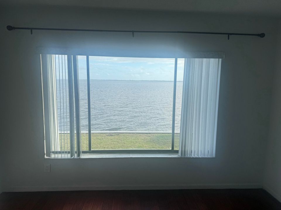 For Sale: $225,000 (2 beds, 2 baths, 1036 Square Feet)