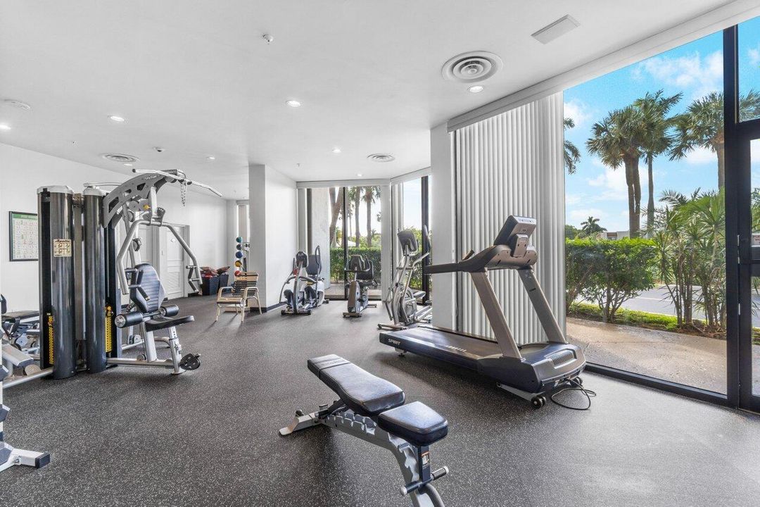 For Sale: $189,000 (1 beds, 1 baths, 894 Square Feet)