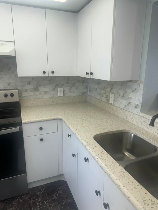 For Sale: $225,000 (2 beds, 2 baths, 1036 Square Feet)