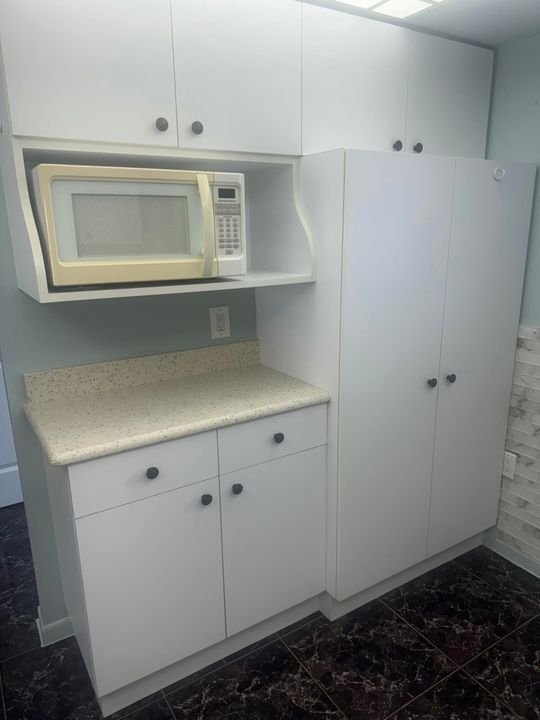 For Sale: $225,000 (2 beds, 2 baths, 1036 Square Feet)