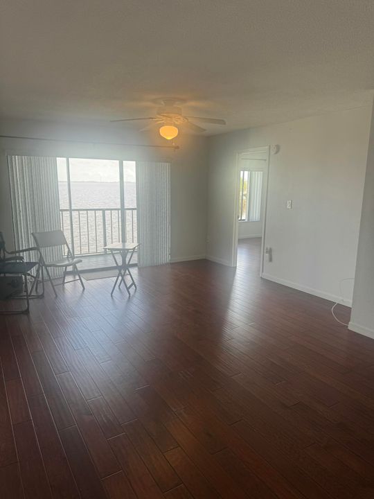 For Sale: $225,000 (2 beds, 2 baths, 1036 Square Feet)