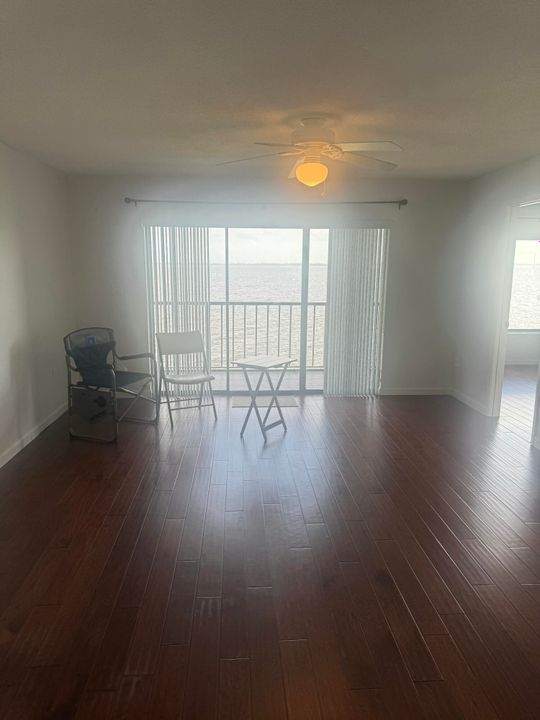 For Sale: $225,000 (2 beds, 2 baths, 1036 Square Feet)