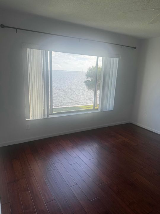 For Sale: $225,000 (2 beds, 2 baths, 1036 Square Feet)