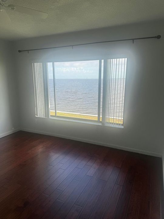 For Sale: $225,000 (2 beds, 2 baths, 1036 Square Feet)