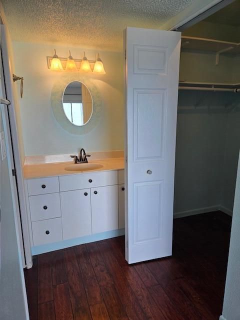 For Sale: $225,000 (2 beds, 2 baths, 1036 Square Feet)