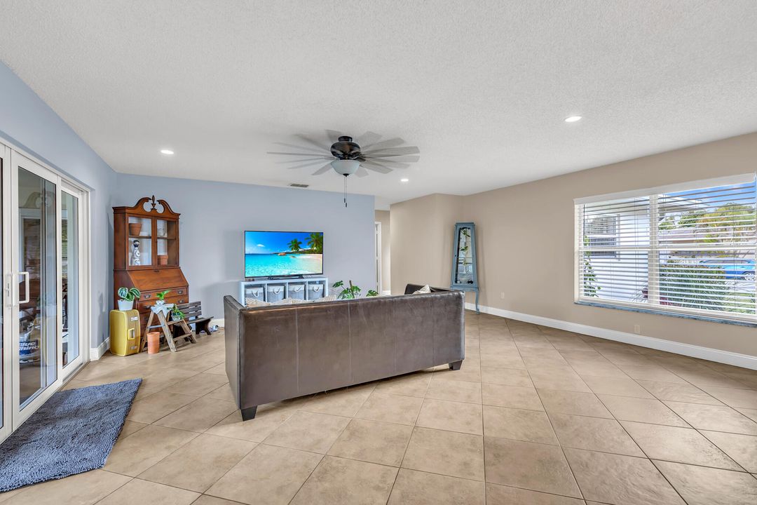 待售: $640,000 (4 贝兹, 2 浴室, 1805 平方英尺)